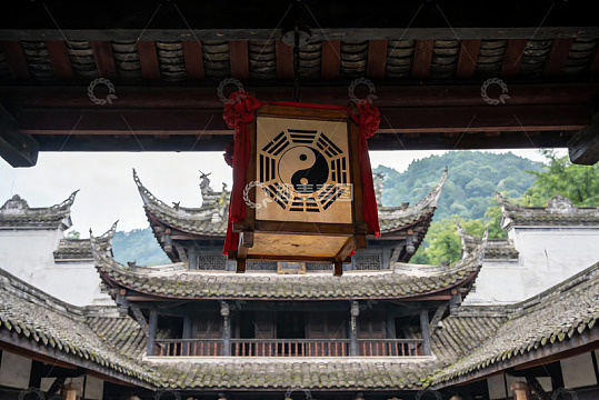 古建筑屋檐下的太极灯笼