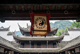 古建筑屋檐下的太极灯笼
