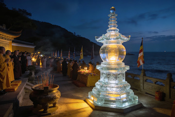 夜晚海边寺庙祈福仪式