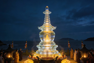 夜晚海边佛塔灯火辉煌