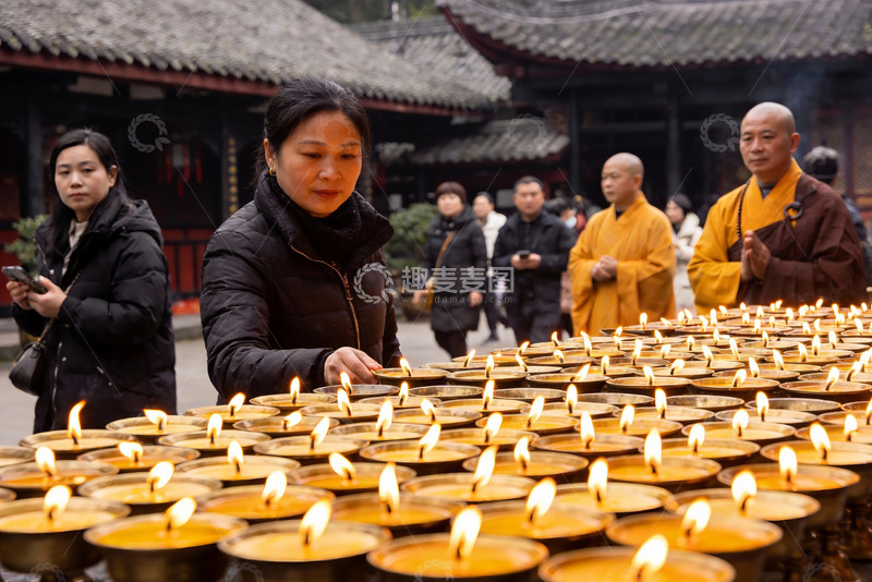 高清大图下载【趣麦麦图】寺庙中众人点燃蜡烛祈福
