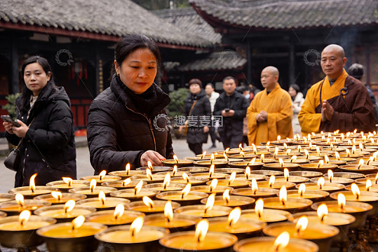 寺庙中众人点燃蜡烛祈福