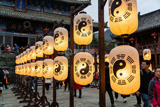 古建筑前悬挂太极灯笼