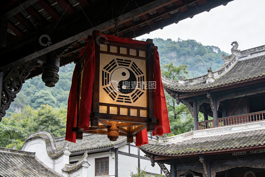 古建筑灯笼映山景