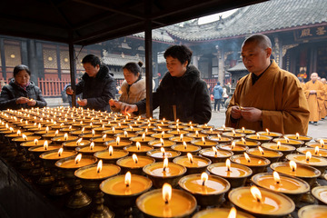 寺庙烛光祈福仪式