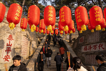 泰山石阶挂红灯笼祈福人群