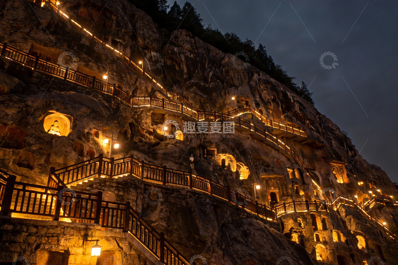 高清大图下载【趣麦麦图】夜幕下的山崖佛龛与栈道