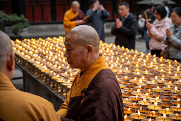 寺庙僧侣与众多烛火祈福场景