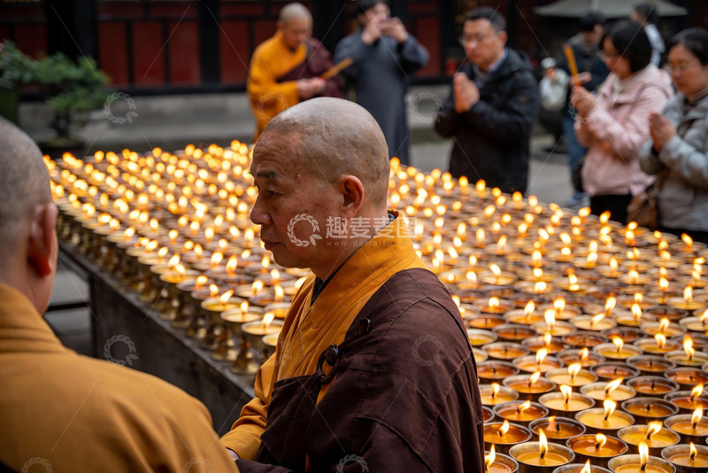 高清大图下载【趣麦麦图】寺庙僧侣与众多烛火祈福场景