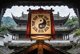 古建筑前悬挂太极灯笼
