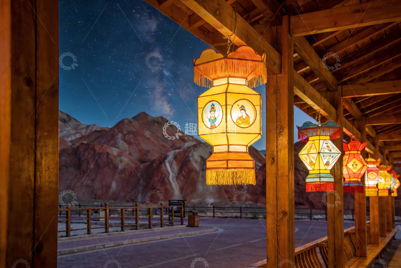 高清大图下载【趣麦麦图】夜幕下灯笼映衬山峦美景