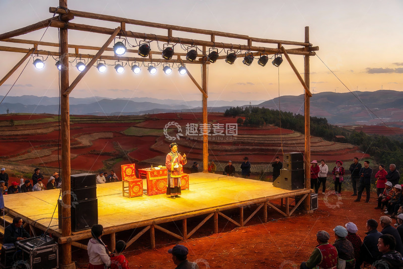 高清大图下载【趣麦麦图】乡村舞台表演日落梯田风光