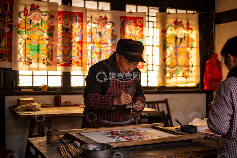 高清大图下载【趣麦麦图】老人专注绘制传统年画