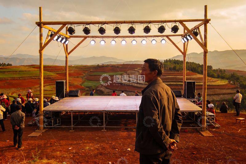 高清大图下载【趣麦麦图】乡村舞台搭建现场