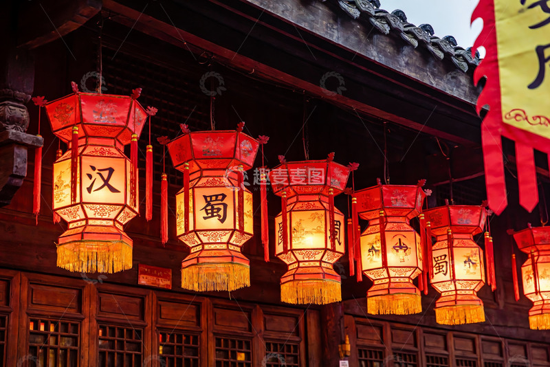 高清大图下载【趣麦麦图】古建筑前悬挂的红色灯笼