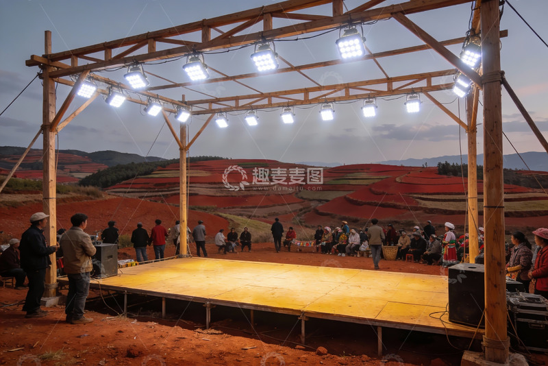 高清大图下载【趣麦麦图】乡村舞台演出日落梯田背景