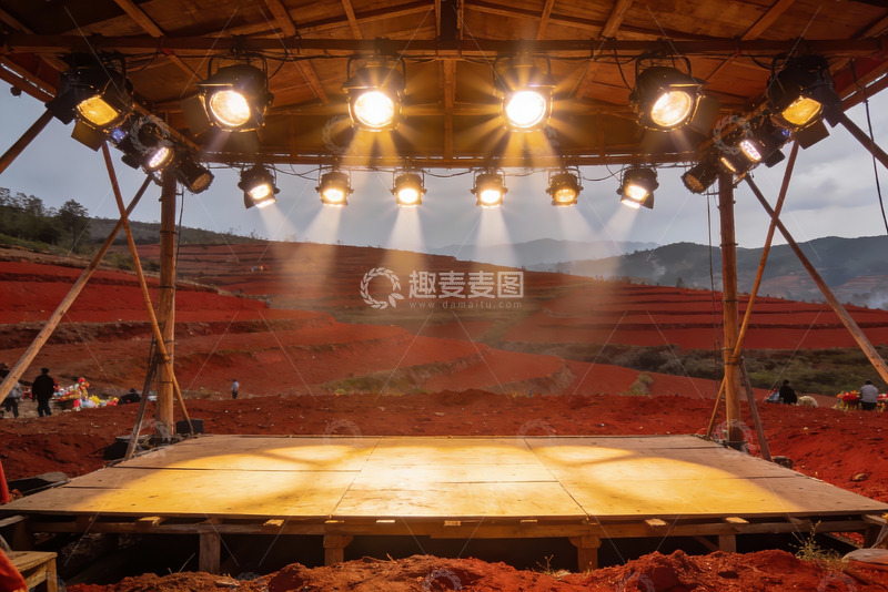 高清大图下载【趣麦麦图】户外舞台灯光照红土梯田