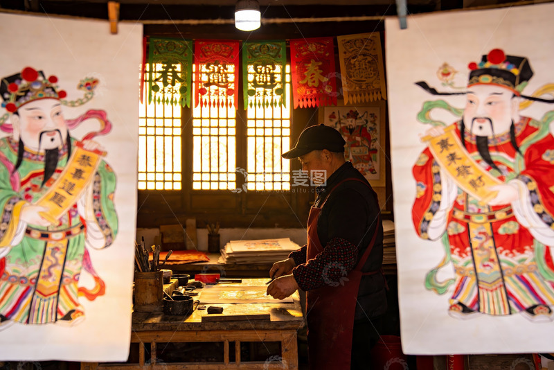 高清大图下载【趣麦麦图】工匠制作传统年画的场景