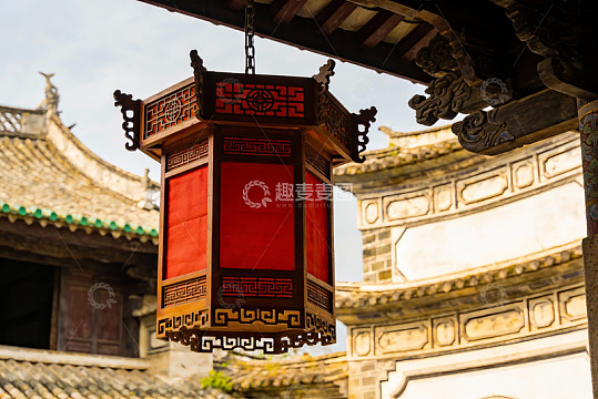 古建筑中的红色灯笼