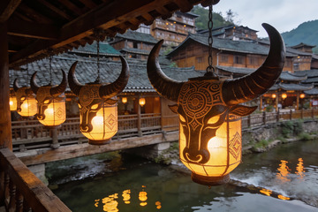 古村水边牛头灯笼夜景