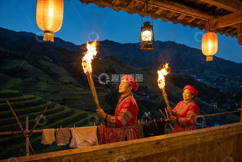 高清大图下载【趣麦麦图】身着红装手持火把的民俗表演