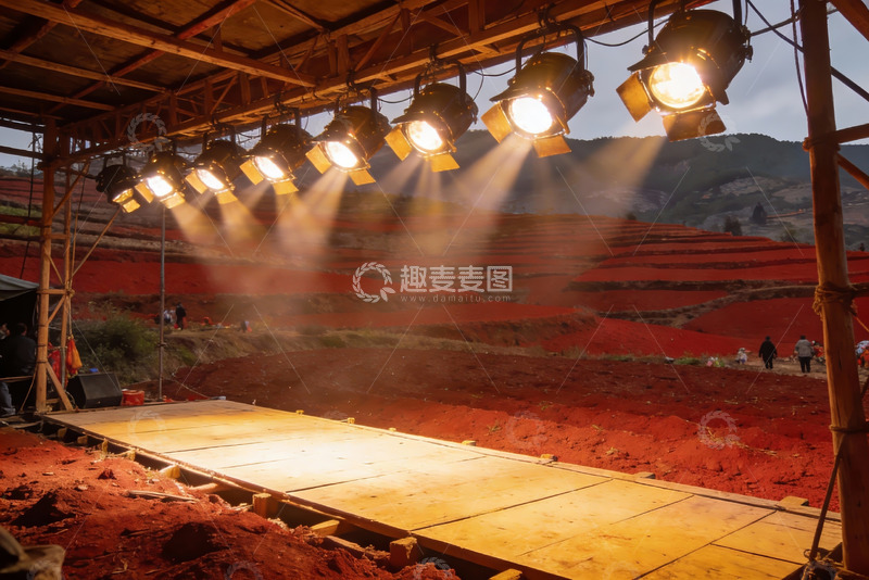 高清大图下载【趣麦麦图】红土梯田舞台灯光秀