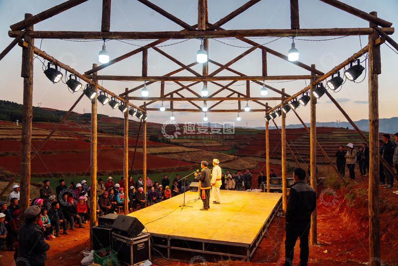 高清大图下载【趣麦麦图】乡村舞台表演观众云集