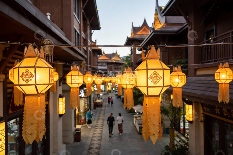 高清大图下载【趣麦麦图】异域风情街灯笼高挂行人漫步