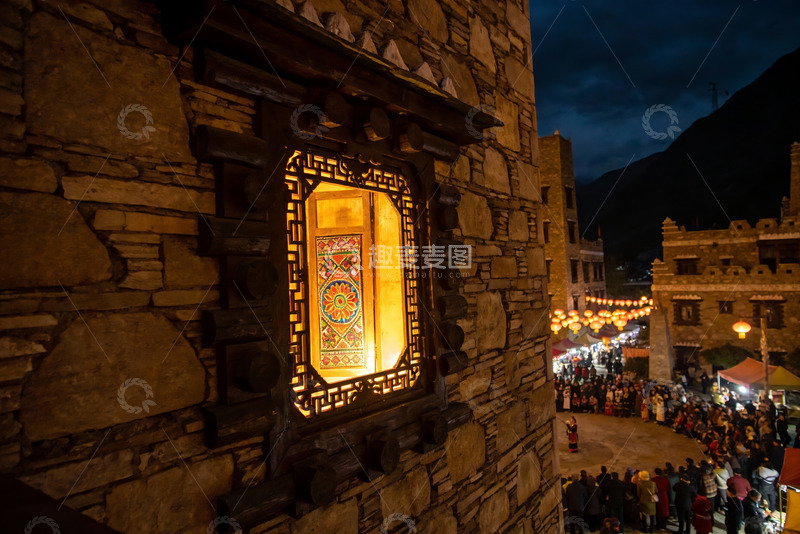 高清大图下载【趣麦麦图】夜幕下的古建筑与人群集会
