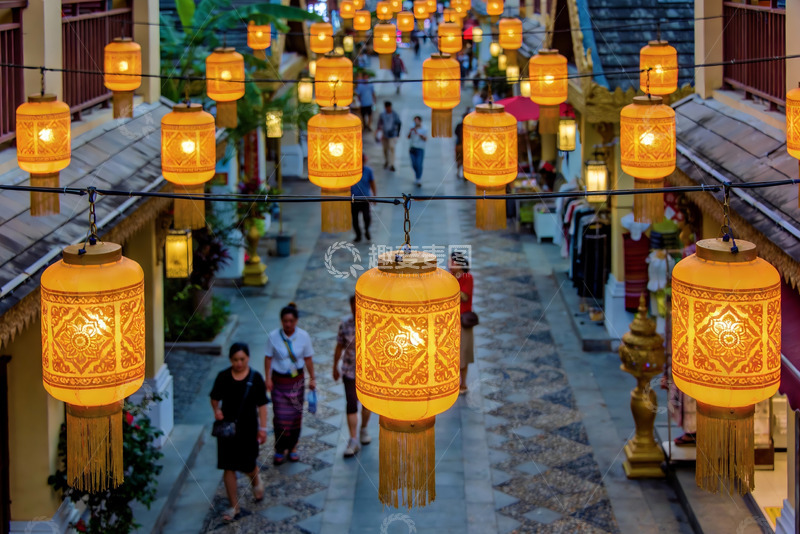 高清大图下载【趣麦麦图】灯笼装饰的热闹市集街道