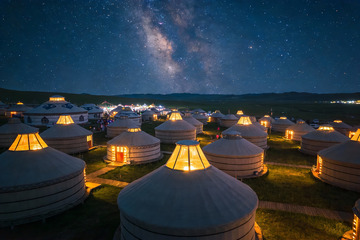 星空下的蒙古包群夜景
