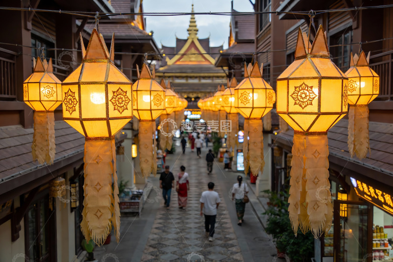 高清大图下载【趣麦麦图】异域风情街灯笼高挂游人漫步