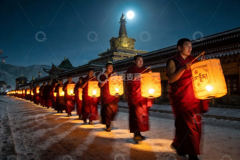 高清大图下载【趣麦麦图】僧侣夜行持灯巡礼