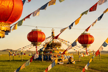 草原上的红色灯笼与经幡
