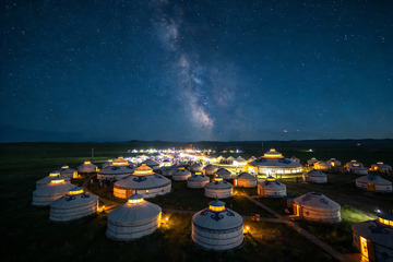 夜幕星空下的蒙古包群落