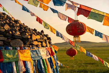 草原石堆彩旗红灯笼