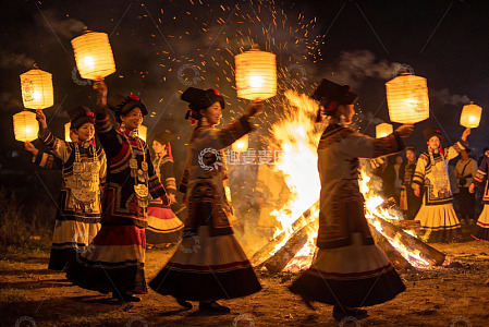 民族女子篝火晚会手持灯笼