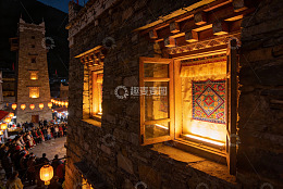 夜幕下的古建筑与人群