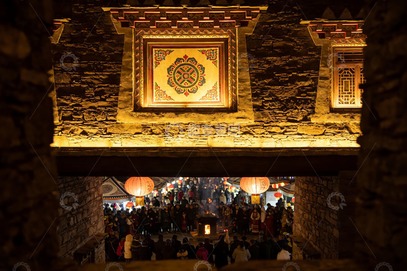 高清大图下载【趣麦麦图】古建筑夜景人群聚集灯火辉煌