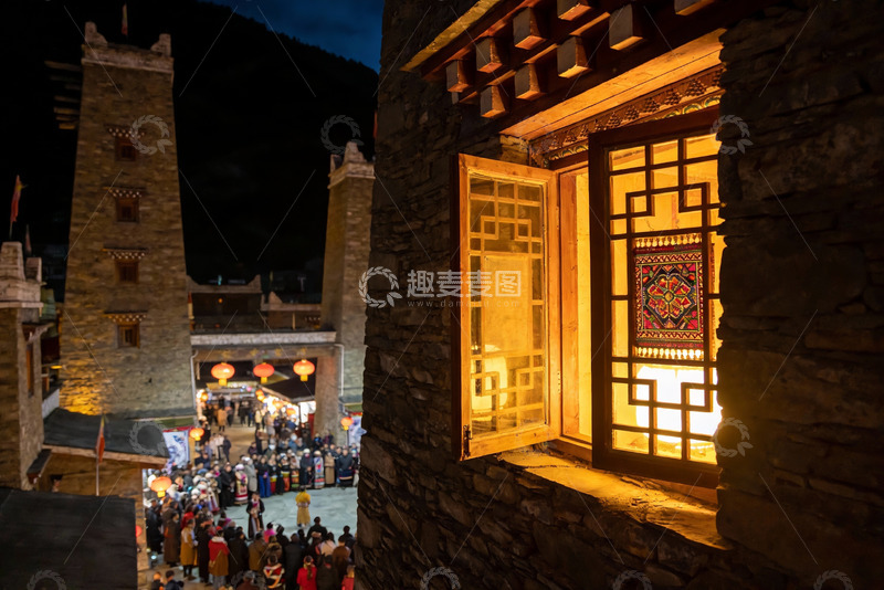 高清大图下载【趣麦麦图】夜幕下古塔灯火辉煌人群熙攘