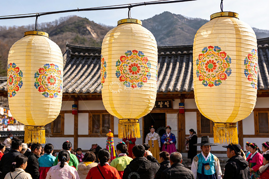 传统节日灯笼与身着汉服人群
