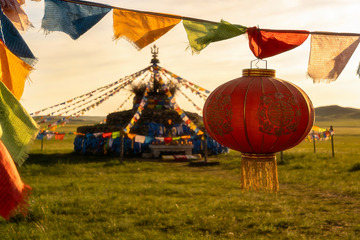 草原上的彩色经幡与红灯笼