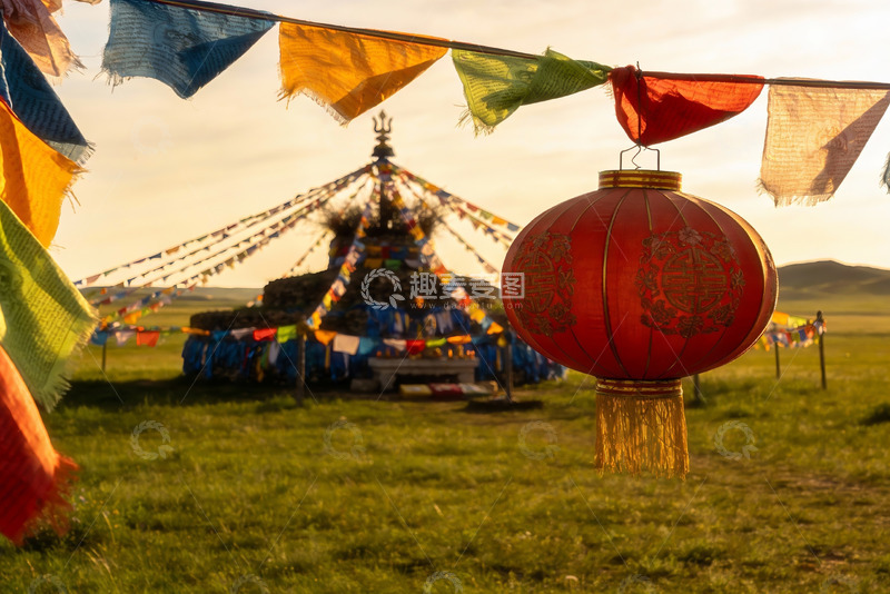 高清大图下载【趣麦麦图】草原上的彩色经幡与红灯笼