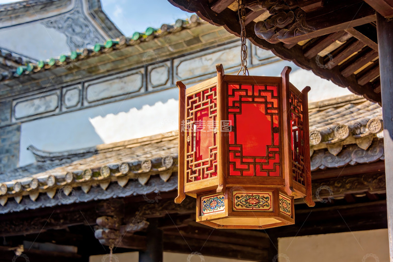 高清大图下载【趣麦麦图】古建筑前悬挂的红色灯笼