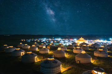 夜幕星空下的蒙古包群落