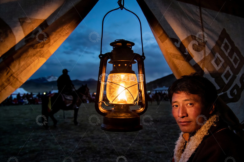 高清大图下载【趣麦麦图】帐篷内灯火与骑马人夜景