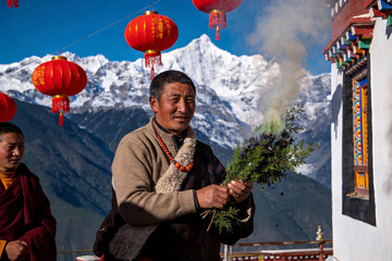雪山前僧侣手持香草仪式