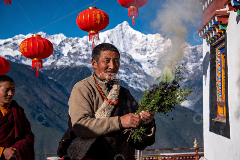 高清大图下载【趣麦麦图】雪山前僧侣手持香草仪式