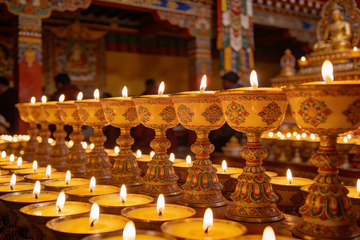 寺庙内供奉的烛火与装饰碗