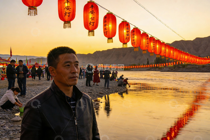 高清大图下载【趣麦麦图】河边挂红灯笼人群聚集场景